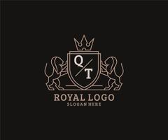 modelo de logotipo de luxo real de leão de letra qt inicial em arte vetorial para restaurante, realeza, boutique, café, hotel, heráldica, joias, moda e outras ilustrações vetoriais. vetor