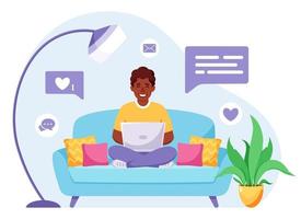 homem afro-americano sentado em um sofá e trabalhando no laptop. freelancer, conceito de escritório em casa. ilustração vetorial vetor