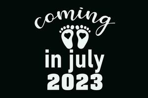 chegando dentro Julho 2023 gravidez anúncio e uma Novo bebê nascermos camiseta Projeto vetor