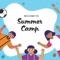 bem-vinda para verão acampamento poster Projeto com alegre crianças levantando mãos acima em branco e azul fundo. vetor