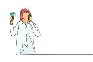 solteiro contínuo linha desenhando jovem árabe homem bebendo laranja suco enquanto fazer telefone ligar com Smartphone e tendo café da manhã às lar. dinâmico 1 linha desenhar gráfico Projeto vetor ilustração