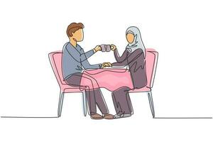 contínua uma linha de desenho jovem casal árabe jantando romântico, ambos segurando copos. comemorando aniversário de casamento em restaurante de luxo. ilustração gráfica de vetor de desenho de linha única