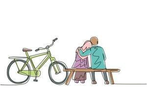 uma linha contínua desenhando para trás o casal árabe romântico conversando enquanto está sentado e abraçando no banco. mulher de homem bonito feliz andando de bicicleta elétrica. ilustração gráfica de vetor de design de linha única