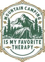 uma logotipo para uma montanha acampamento com uma barraca e árvores com uma vintage crachá estilo vetor