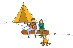 único desenho de uma linha casal caminhantes sentado no tronco de madeira perto da fogueira na floresta. mulher bebendo chá quente, homem tocando guitarra, equipamento de camping e mochila. vetor gráfico de desenho de desenho de linha contínua