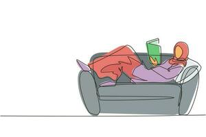 único desenho de uma linha jovem árabe deitada no sofá, lendo o livro em casa. livro de leitura feminino. auto-educação, estudo a distância, conceito relaxante. ilustração em vetor design de desenho de linha contínua