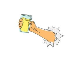 mão de desenho contínuo de uma linha segurando o vidro com suco de limonada através de papel branco rasgado. bebida feita de suco de limão fresco. água de laranja suculenta. tempo relaxante. vetor de design de desenho de linha única