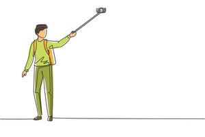 homem alpinista de desenho de linha contínua com bastão de selfie e mochila caminhando na montanha. natureza de viagens de esportes radicais, alpinista em pé e fazendo selfie. ilustração vetorial de desenho de linha única vetor