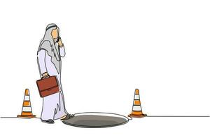 contínuo um empresário árabe de desenho de linha falando no celular e ele não vê o buraco na frente. homem caminha para armadilha de negócios. metáfora. ilustração gráfica de vetor de desenho de linha única