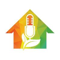design de logotipo de vetor de ecologia de natureza folha de podcast. logotipo do talk show de podcast com microfone e folhas.