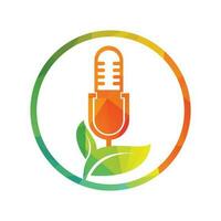 design de logotipo de vetor de ecologia de natureza folha de podcast. logotipo do talk show de podcast com microfone e folhas.
