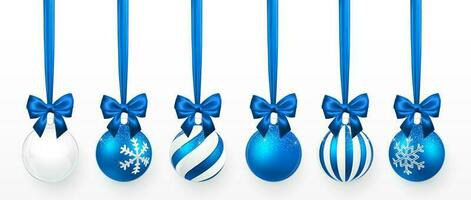 transparente e azul Natal bola com neve efeito e azul arco definir. natal vidro bola em branco fundo. feriado decoração modelo. vetor ilustração