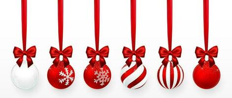 transparente e vermelho Natal bola com neve efeito e vermelho arco definir. natal vidro bola em branco fundo. feriado decoração modelo. vetor ilustração