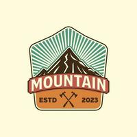 montanha aventura vintage crachá logotipo vetor