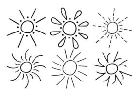 doodle contornos do sol. desenho vetorial de raios solares. variedade de raios solares vetor