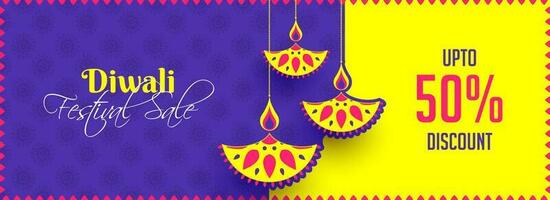 diwali festival venda acima para 50. desconto oferecer, local na rede Internet cabeçalho ou bandeira Projeto com criativo óleo lâmpadas aguentar em amarelo e roxa fundo. vetor