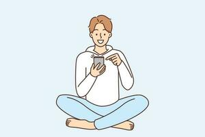 sorridente jovem homem sentar em chão usando moderno Smartphone. feliz cara com celular Squeaky toy Internet ou bate-papo conectados em social meios de comunicação. vetor ilustração.