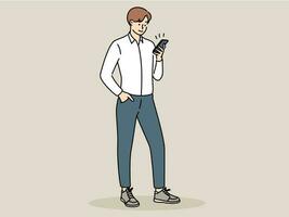 jovem homem aguarde celular texto ou mensagem conectados em gadget. sorridente cara usando moderno Smartphone. tecnologia e comunicação. vetor ilustração.
