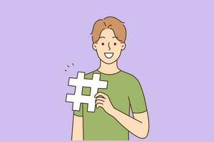 sorridente jovem homem segurando hashtag placa. feliz milenar cara com gesto dentro mãos. vetor ilustração.