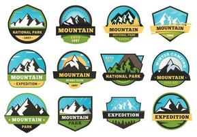 montanha expedição emblemas. ao ar livre viagem rótulos, montanhas caminhada adesivo emblema e verão acampamento Distintivos vetor ilustração conjunto