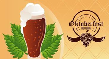 pôster do festival de celebração da oktoberfest com copo de cerveja e folhas vetor