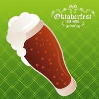 pôster do festival de celebração da oktoberfest com copo de cerveja vetor