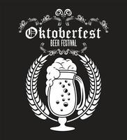 pôster do festival de celebração da oktoberfest com copo de cerveja vetor