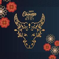 cartão de feliz ano novo chinês com cabeça de boi dourada e flores em fundo azul vetor