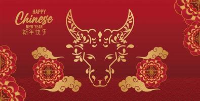 cartão de feliz ano novo chinês com cabeça de boi dourada e nuvens em fundo vermelho vetor