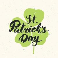 Feliz Dia de São Patrício letras de mão do cartão do vintage na silhueta do trevo, ilustração em vetor design retro texturizado grunge feriado irlandês.