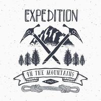 montanha expedição distintivo de rótulo vintage retrô. mão desenhada emblema texturizado caminhada aventura ao ar livre e montanhas explorando, esportes radicais, design grunge moderno, ilustração vetorial de impressão vetor