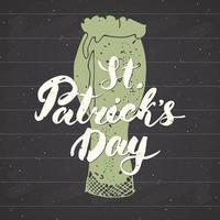 Feliz Dia de São Patrício letras de mão do cartão vintage na silhueta do copo de cerveja, ilustração em vetor design retro texturizado grunge feriado irlandês no fundo do quadro-negro