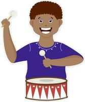 desenho animado adesivo ilustração do alegre pequeno Garoto jogando tambor. vetor
