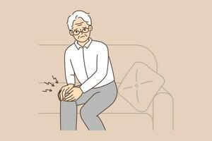 pouco saudável idosos homem sentar em sofá Sofra a partir de joelho dor. indisposto doente maduro avô luta com reumatismo ou osteoartrite. vetor ilustração.