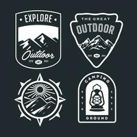 definir coleção de distintivo de aventura vintage. logotipo do emblema de acampamento com ilustração de montanha em estilo retrô hipster vetor