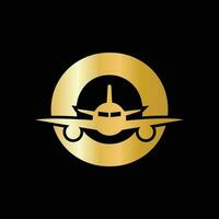 letra o conceito de logotipo de viagem com símbolo de avião voador vetor