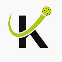 carta k pickleball logotipo conceito com comovente salmoura bola símbolo. salmoura bola logótipo vetor