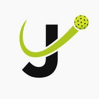 carta j pickleball logotipo conceito com comovente salmoura bola símbolo. salmoura bola logótipo vetor