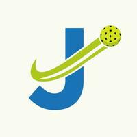carta j pickleball logotipo conceito com comovente salmoura bola símbolo. salmoura bola logótipo vetor