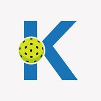 pickleball logotipo em carta k vetor modelo. salmoura bola logótipo