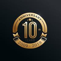 distintivo dourado de aniversário de 10 anos com design de vetor estilo ouro
