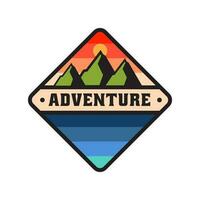 aventura vetor logotipo com montanhas e águas. isto é adequado para logotipos do aventureiros, montanha alpinistas, natureza amantes, Escoteiros, de Meio Ambiente comunidades, marcas, e outros.