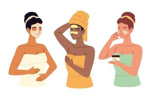 mulheres felizes em toalhas colocando creme para o rosto cuidados com a pele