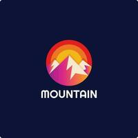 design do logotipo da montanha vetor