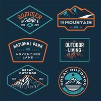 conjunto coleção do vintage aventura distintivo. acampamento emblema logotipo com montanha ilustração dentro retro hipster estilo. vetor