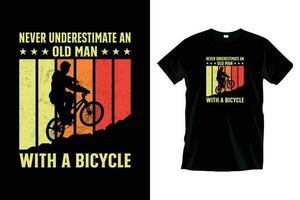 Nunca subestimar a velho homem com uma bicicleta. bicicleta camiseta Projeto. moderno tipografia t camisa Projeto para impressões vestuário, vetor, arte, ilustração, na moda Preto tee camisa Projeto. vetor