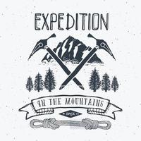 montanha expedição distintivo de rótulo vintage retrô. mão desenhada emblema texturizado caminhada aventura ao ar livre e montanhas explorando, esportes radicais, design grunge moderno, ilustração vetorial de impressão vetor