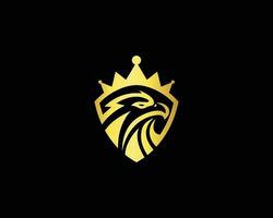 criativo escudo Águia cabeça rei logotipo mascote Projeto ícone vetor. vetor