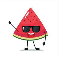 fofa feliz fatia Melancia personagem vestem oculos escuros. engraçado fatia Melancia cumprimentar amigo desenho animado emoticon dentro plano estilo. fruta emoji vetor ilustração