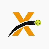 pickleball logotipo em carta x com comovente pickleball ícone. pickleball placa modelo vetor